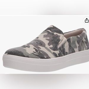 STEVE MADDEN camo shoes Size 8